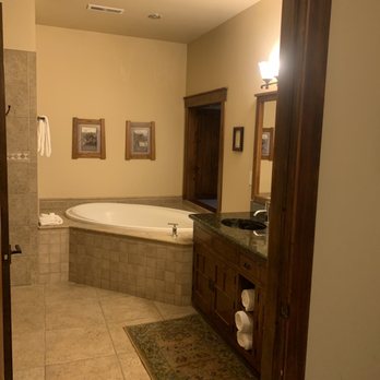 FivePine Lodge & Conference Center - Hotels Near Me - Sisters, Oregon FivePine Lodge & Conference Center - Hotels Near Me - Sisters, Oregon