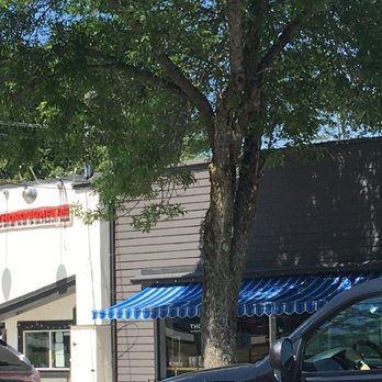 Thoroughfare - You may need to keep an eye out for the place as you drive by. On street parking and a small lot across the street - Burgers Near Me - Yarmouth, Maine Thoroughfare - You may need to keep an eye out for the place as you drive by. On street parking and a small lot across the street - Burgers Near Me - Yarmouth, Maine