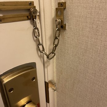 Hotel Versey Chicago Lincoln Park - broken door - Hotels Near Me - Chicago, Illinois