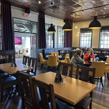Red White & Brew - Very nice and welcoming dining area. - New American Near Me - Prescott, Arizona