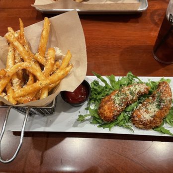 Cavana's Pub & Grub - Chicken basket with garlic fries - Pubs Near Me - Sutter Creek, California