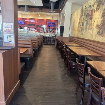 Kabuki Japanese Restaurant - Other side of empty restaurant. Empty for a reason. Phone was ringing for 15 mins - Japanese Near Me - Oxnard, California