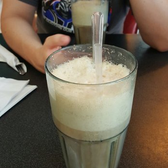 Cool Cat Cafe - Free root beer floats from coupons we found the morning of down by the Lahaina Harley Davidson dealer - Burgers Near Me - Kihei, Hawaii
