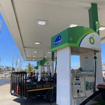 bp - a gas station with a green and white gas pump - Gas Stations Near Me - Saint Louis, Missouri