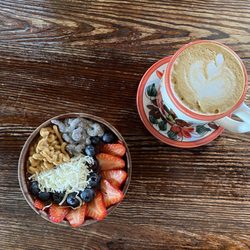 CFS Coffee - Açaí smoothie bowl and Farmer's Latte