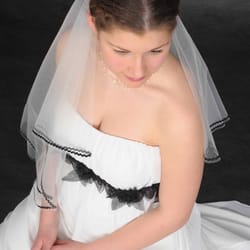 Mijke - Umstandsbrautkleid Aphrodite mit Blütengürtel und Schleierabschluß in schwarz
