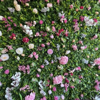 Linda's Flowers - Shop waiting area - Florists Near Me - Chicago, Illinois