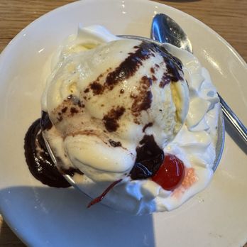 BJ's Restaurant & Brewhouse - Hot Fudge Brownie Pizookie 1.24.25 - New American Near Me - Cypress, Texas