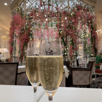 Thames Foyer - Champagne in a gorgeous etched glass - Coffee & Tea Near Me - London, XGL Thames Foyer - Champagne in a gorgeous etched glass - Coffee & Tea Near Me - London, XGL