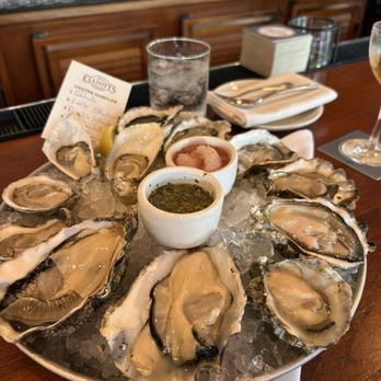 Elliott's Oyster House - Large plump goodness - Seafood Near Me - Seattle, Washington Elliott's Oyster House - Large plump goodness - Seafood Near Me - Seattle, Washington