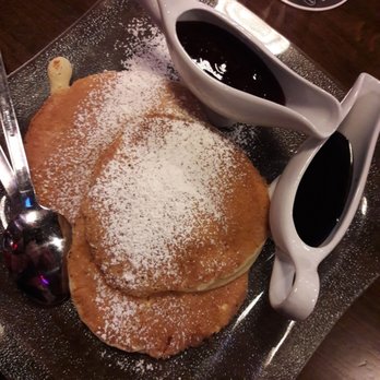 Fischer's American Restaurant - Pancakes mit Schoko- und Erdbeersauce - Food Near Me - Vienna, 9