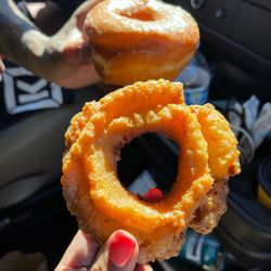 Magic Donuts & Coffee - Glazed cake and glazed