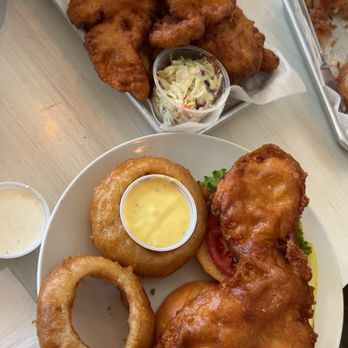 Hurricane Hanks - Chicken tender basket and chicken sandwich - American Near Me - Holmes Beach, Florida