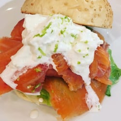 Barba - SALMON SANDWITCH: salmone affumicato alle erbe, stracciatella di burrata, lattuga, essenza di lime - 7,50 euro