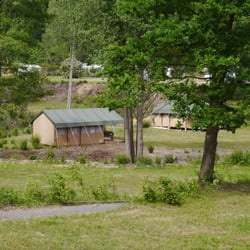 Campingplatz im Borntal - Safarizelte sind ein echtes Erlebnis für jung und alt. Mit bequemen Hotelbetten, Kühlschrank und Küche - und viel Platz innen und Außen.