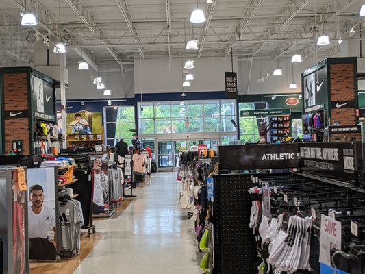DICK'S Sporting Goods by null