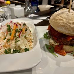 The Bulldog - Instanbul Burger mit Cole Slaw