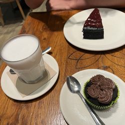 Celicioso - Vegan chocolate cupcake and vegan raspberry chocolate cake