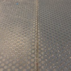 Elan Fitnessstudio Hannover - Die Matten im hinteren Hantel-Bereich. Wie das ohne Straßenschuhe und bei regelmäßiger Reinigung so dreckig sein kann frage ich mich?!