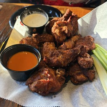 Double Dogs - 12 Gene's Crunchy Wings - Sports Bars Near Me - Bowling Green, Kentucky