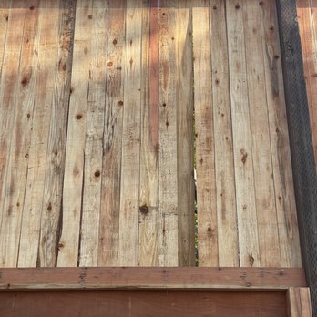 LifeScaping Fences - Multiple boards not nailed down blowing in the wind, missing 3rd rail. - Fences & Gates Near Me - Sacramento, California