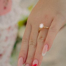 Miriam's Jewelry - 2 carat oval Diamond with 4 prongs on a 18k gold ring.