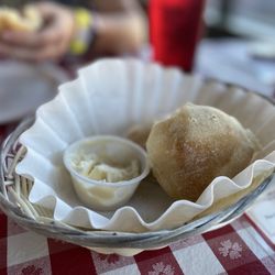 Del's Pizzeria - The best dinner rolls!