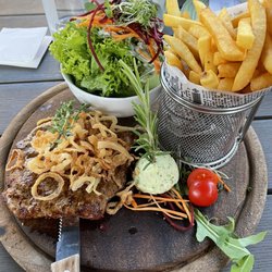 Restaurant Gary - Holzfäller Steak mit Pommes und Beilagensalat