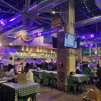 Daisy's Po' Boy and Tavern - Inside seating - Cajun/Creole Near Me - Chicago, Illinois
