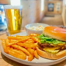 Eagle BBQ - Burger, fries and coleslaw