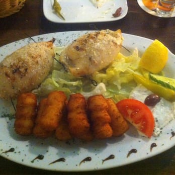 Taverna Korfu - Gefüllte Calamaris mit Feta und Tomate - Greek Near Me - Hamburg, HH Taverna Korfu - Gefüllte Calamaris mit Feta und Tomate - Greek Near Me - Hamburg, HH