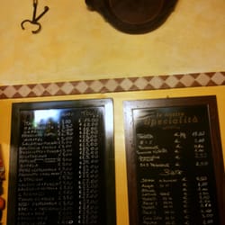 Pizza da Matilde - Il menù sul muro illustra le specialità.