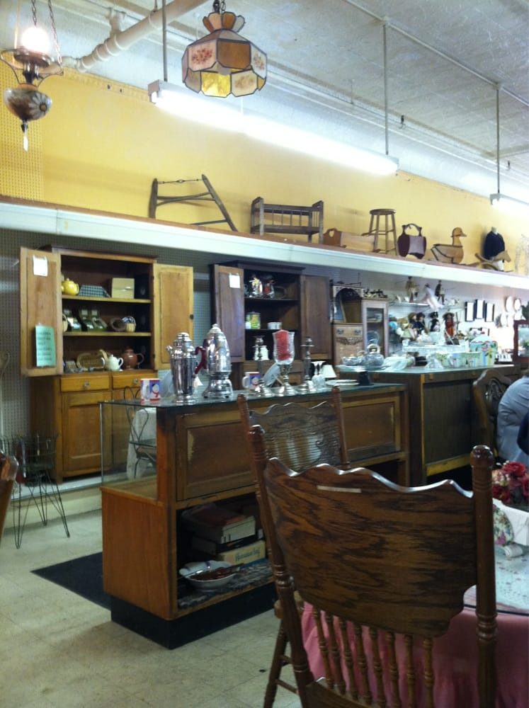 MAPLELEAF ANTIQUE MALL Updated September 2024 106 W Main St