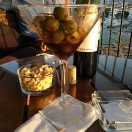 Olives, wine y peanuts?