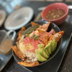 Mango Haus - Chilaquiles rojos.