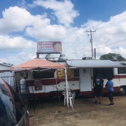 Gorditas Mary - Food truck is in between a gas station and the laundry mat.