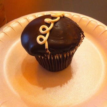 Cakes By Happy Eatery - Cupcake on a large plate - Bakeries Near Me - Manassas, Virginia Cakes By Happy Eatery - Cupcake on a large plate - Bakeries Near Me - Manassas, Virginia