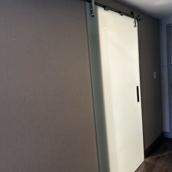 Marriott Columbus OSU - Strange sliding bathroom door - Hotels Near Me - Columbus, Ohio Marriott Columbus OSU - Strange sliding bathroom door - Hotels Near Me - Columbus, Ohio