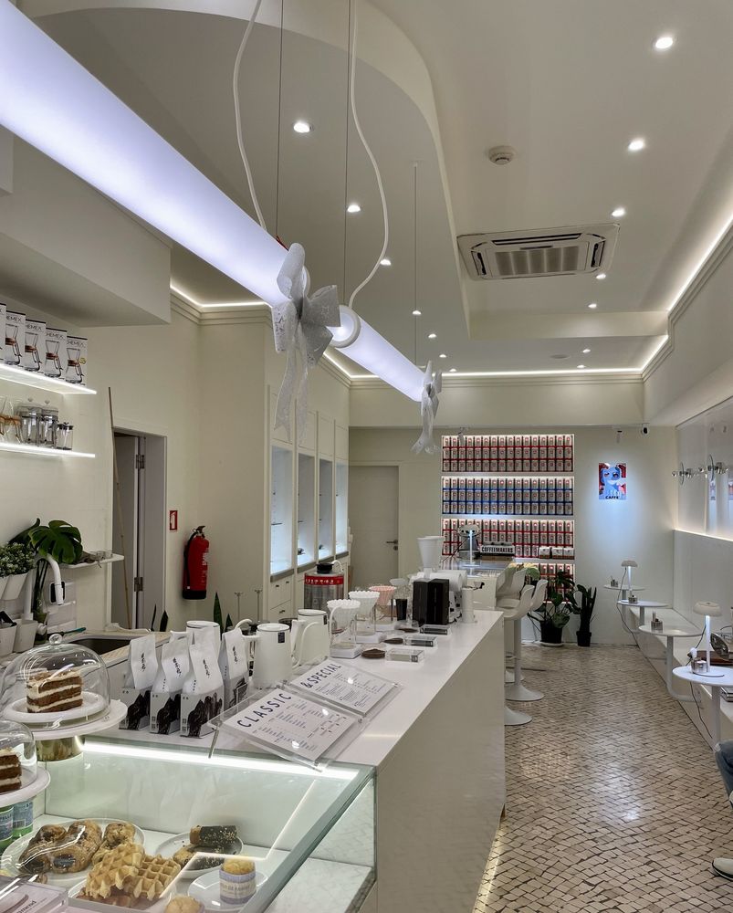 ILLY ESPRESSO WHITE LADY COFFEE ALFAMA Updated March 2024 11 Photos