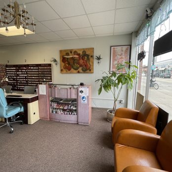Queen's Nails - Waiting chair and reception desk area - Nail Salons Near Me - Ferndale, Michigan Queen's Nails - Waiting chair and reception desk area - Nail Salons Near Me - Ferndale, Michigan