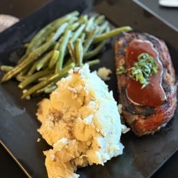 Meatloaf with mashed potatoes and green beans. Soooo good!!