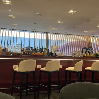 Capital One Lounge - Bar area is spacious but no views - Airport Lounges Near Me - Dulles, Virginia