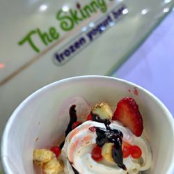 The Skinny Dip Frozen Yogurt Bar Plantation - Vanilla Frozen Yogurt with cheesecake bites, strawberry popping boba, strawberries and hot fudge!