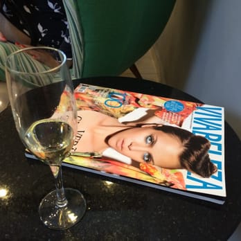 Cosmopolish - Espumante e revistas - Nail Salons Near Me - São Paulo, SP