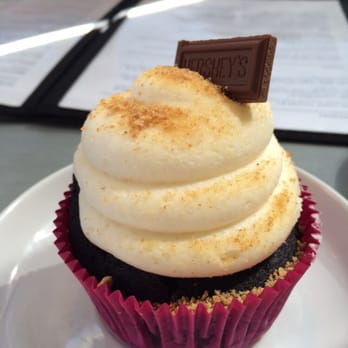Comet Cafe - S'mores cupcake - Breakfast & Brunch Near Me - Milwaukee, Wisconsin