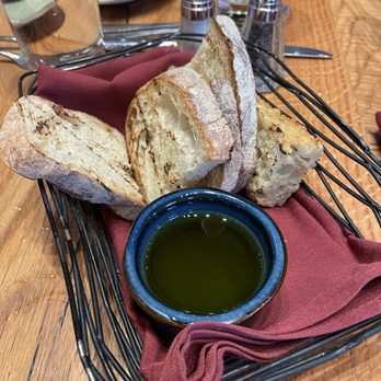 M'tucci's Twenty-Five - Bread basket appetizer with basil oil... Pretty skimpy for a bread basket. - Italian Near Me - Albuquerque, New Mexico