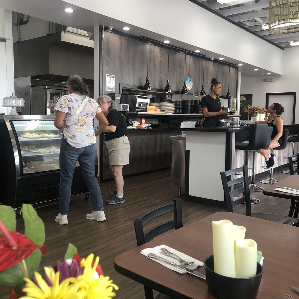 The Kitchen Witch Cafe & Bakery - Front bakery counter and counter dining - Bakeries Near Me - Pāhoa, Hawaii