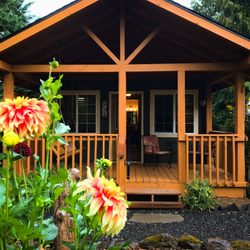 Carson Ridge Luxury Cabins - Northwest Territory Cabin, Pet friendly. Amazing, warm and comfortable.