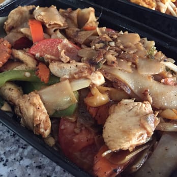 Green Basil Thai - Drunken noodles w/ chickn- this would have been good if the noodles wernt overcooked n a little soggy - Thai Near Me - Calabasas, California
