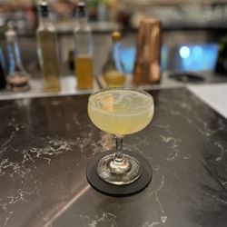 Lobby Bar - Bee's Knees